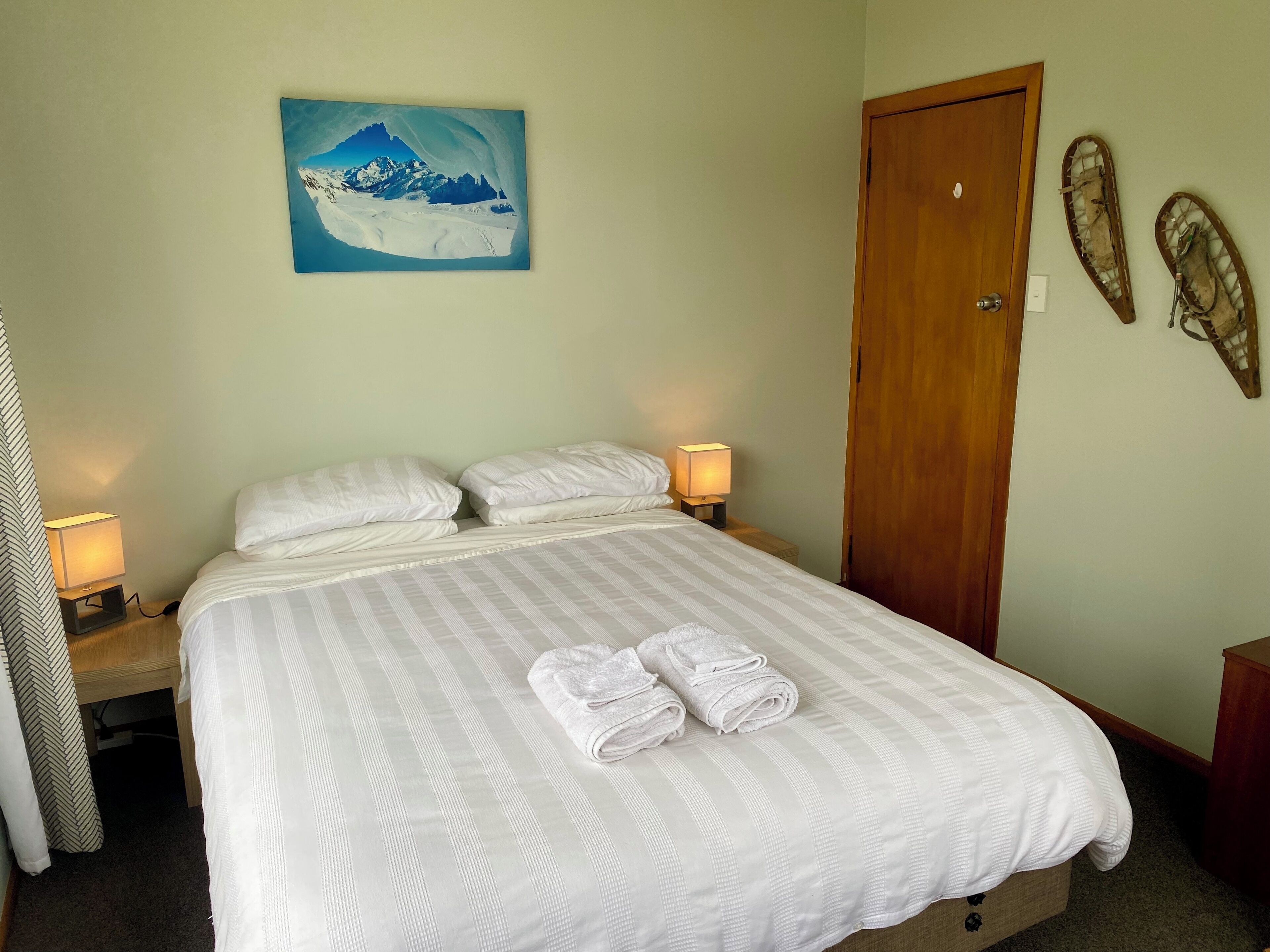 3 dormitorios, escritorio, tabla de planchar con plancha y cuna de viaje