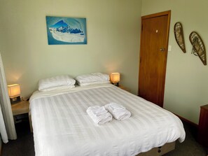 3 bedrooms, desk, iron/ironing board, travel crib - Hui Hui House-Family friendly Holiday Home- The gate way to Milford & Fiordland. (Te Anau)