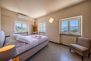 3 habitaciones, escritorio, tabla de planchar con plancha y wifi 