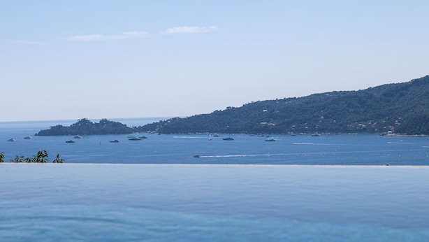 A coastal landscape with boats, a clear sky, and a hilly terrain. - VILLA DUFOUR 2 - Luxury, Swimming Pool, and Dream View (Zoagli)