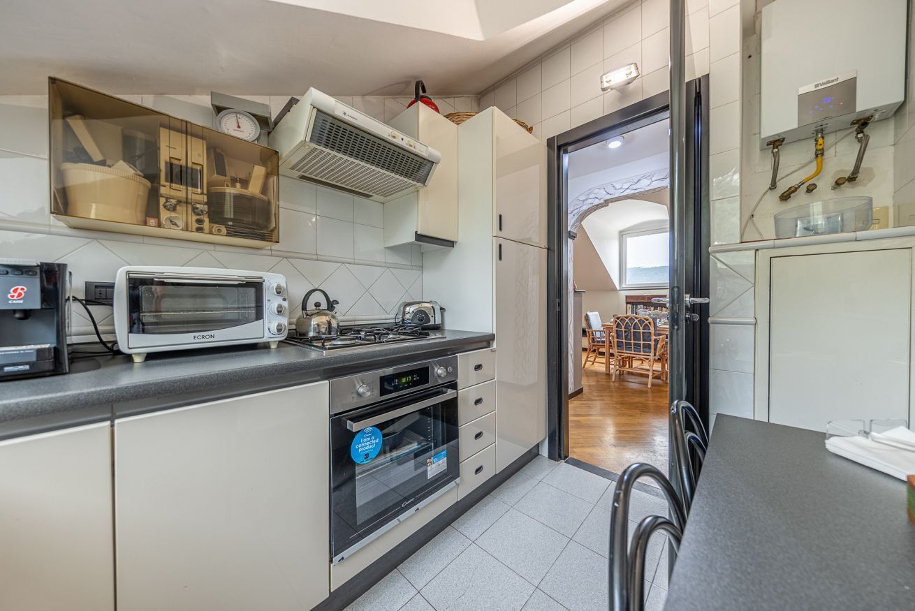 Fridge, oven, dishwasher, coffee/tea maker