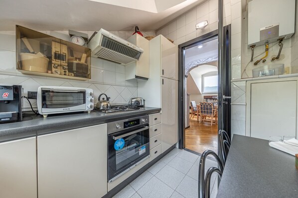 Fridge, oven, dishwasher, coffee/tea maker - CASA ALESSANDRA - Comfort, Wi-Fi, and Parking (Santa Margherita Ligure)