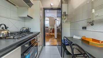 Refrigerador, horno, lavavajillas y cafetera y tetera