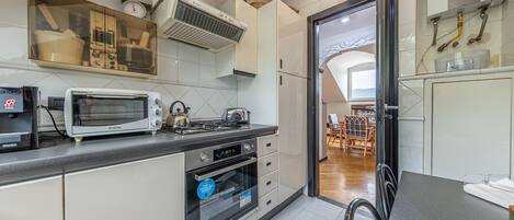 Fridge, oven, dishwasher, coffee/tea maker