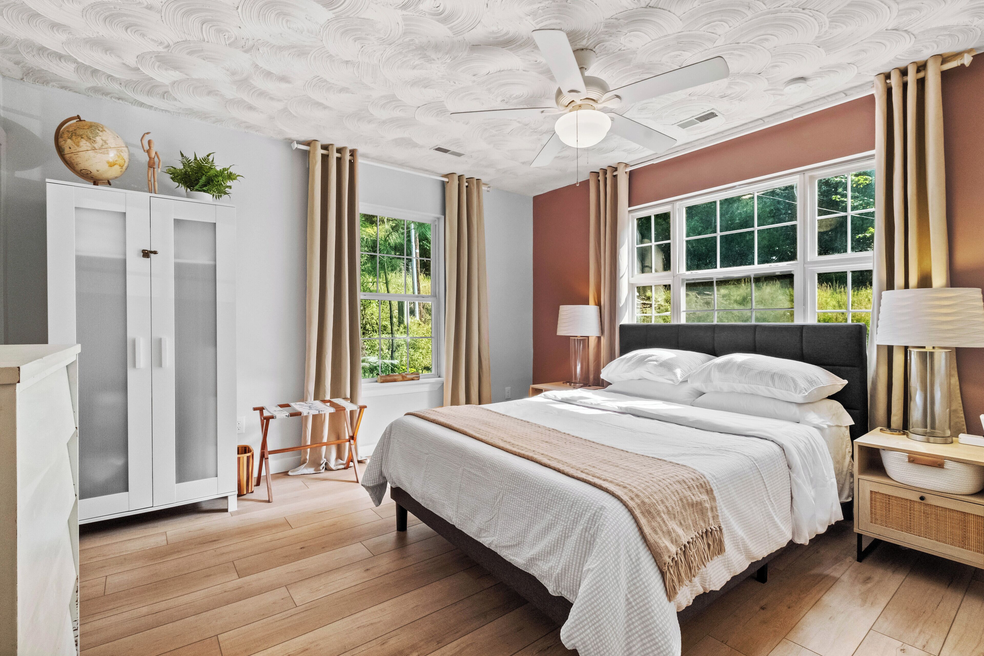 2 間睡房、書桌、熨斗/熨衫板、可攜式嬰兒床