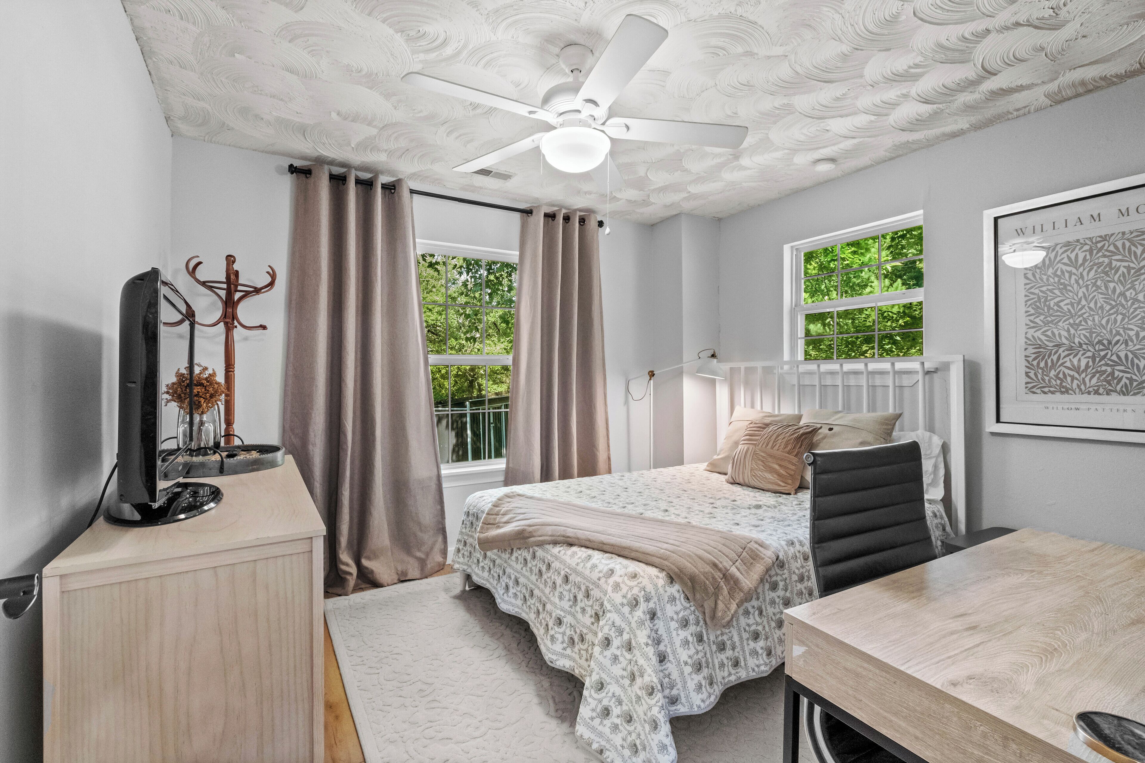 2 habitaciones, escritorio y tabla de planchar con plancha 