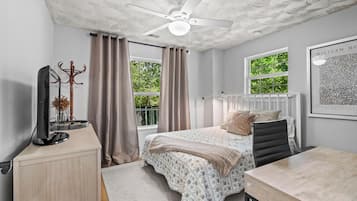 2 habitaciones, escritorio y tabla de planchar con plancha