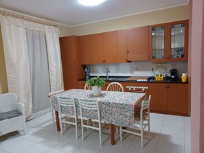 Fridge, oven, stovetop, coffee/tea maker - 110 sqm apartment with all the comforts (GIARDINI-NAXOS)