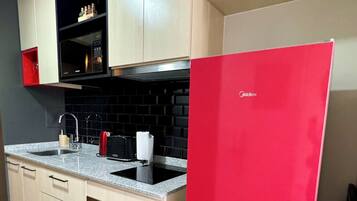 Kühlschrank, Mikrowelle, Ofen, Wasserkocher