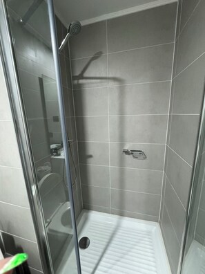 Haartrockner, Handtücher, Seife, Toilettenpapier