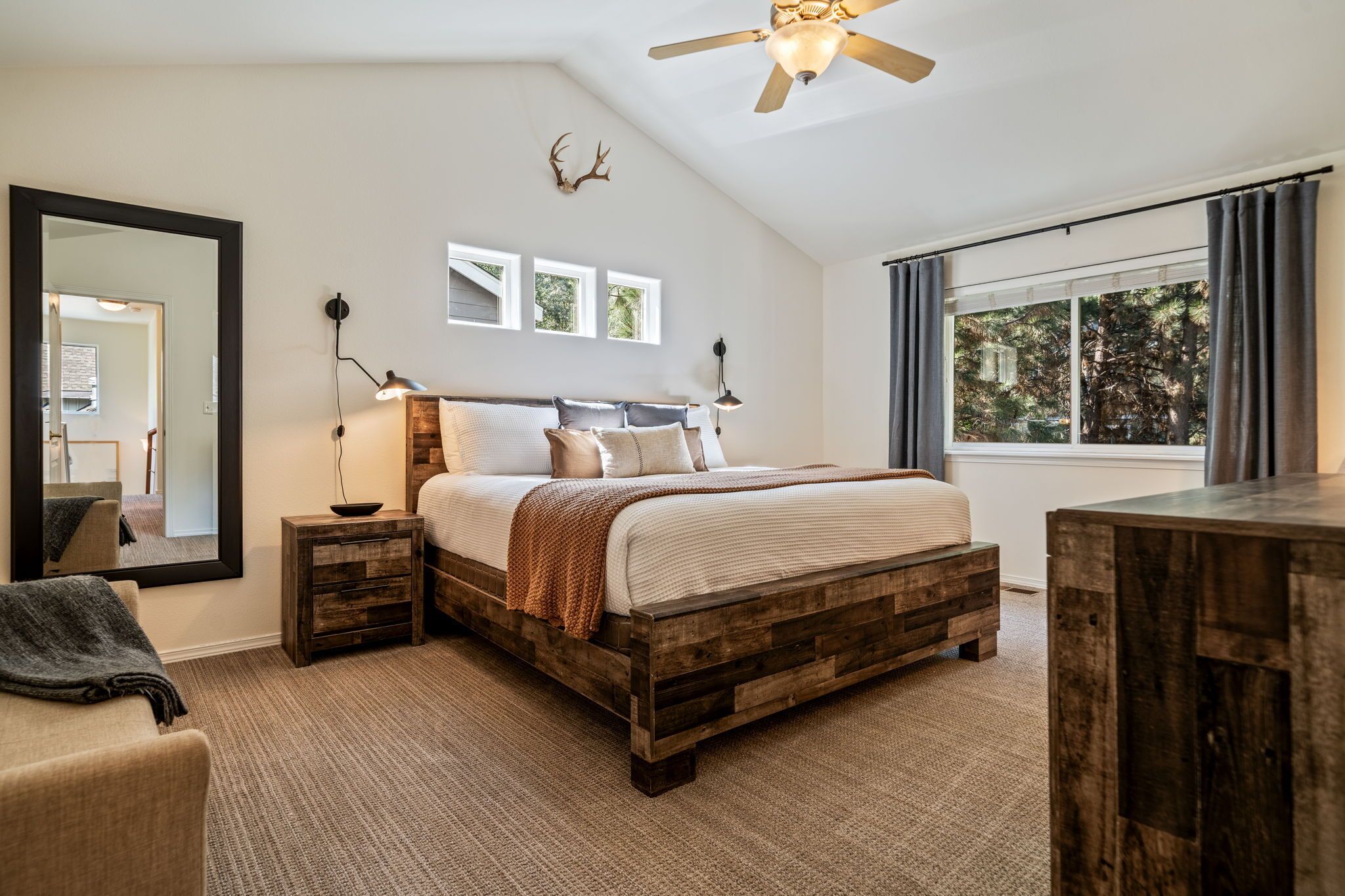 4 soveværelser, skrivebord, strygejern/strygebræt, weekendseng