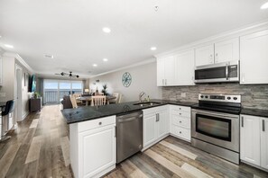 Refrigerador, microondas, horno, placa de cocina