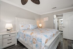 3 Schlafzimmer, Schreibtisch, Bügeleisen/Bügelbrett, Reisekinderbett