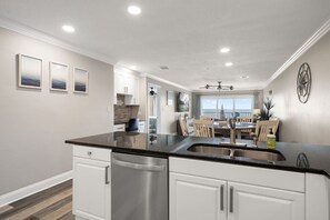 Frigorífico, microondas, horno y placa de cocina