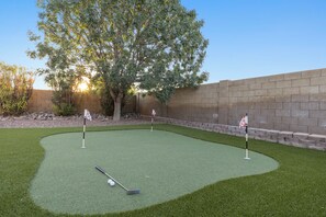 Property grounds - Cozy and Stylish Home, Convenient Location, Putting Green and Grill  (Chandler)