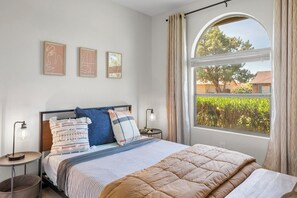 3 bedrooms, iron/ironing board, WiFi, bed sheets - Cozy and Stylish Home, Convenient Location, Putting Green and Grill  (Chandler)