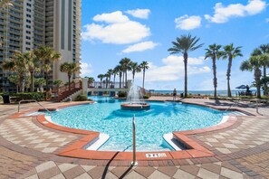 Una piscina techada, una piscina al aire libre