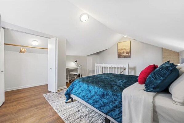 A bedroom with a bed, a desk, and a radiator. - Family frndly TwnHm by navy base
(Waukegan)