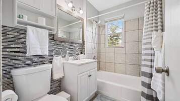 Secador de cabelo, toalhas de banho, sabonete, shampoo