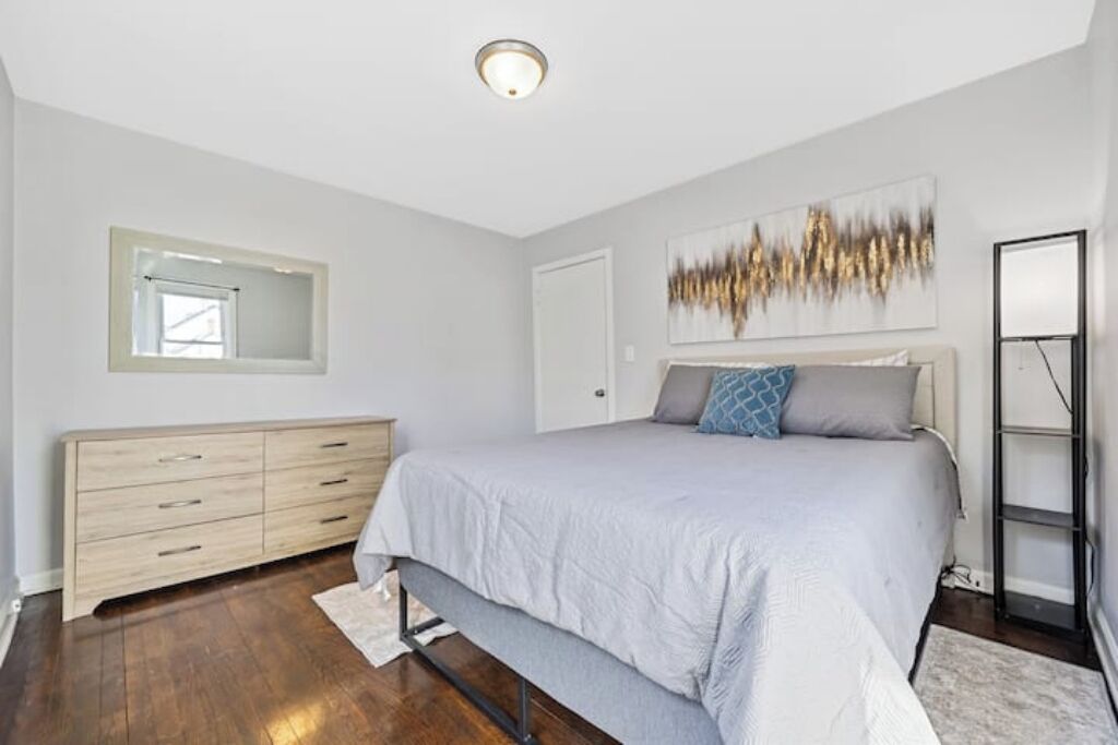 2 habitaciones, escritorio y tabla de planchar con plancha 