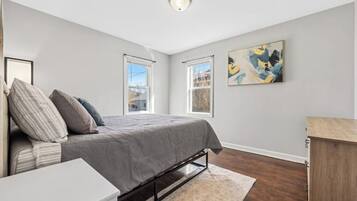 2 quartos, escrivaninha, ferros/tábuas de passar roupa, berço de viagem