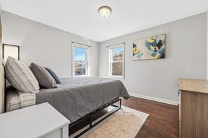 2 habitaciones, escritorio y tabla de planchar con plancha 