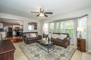 智能电视、壁炉、书、办公室