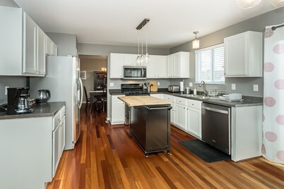 Serene Ivory*Fireplace*Fenced Yard* Dogs Welcome!