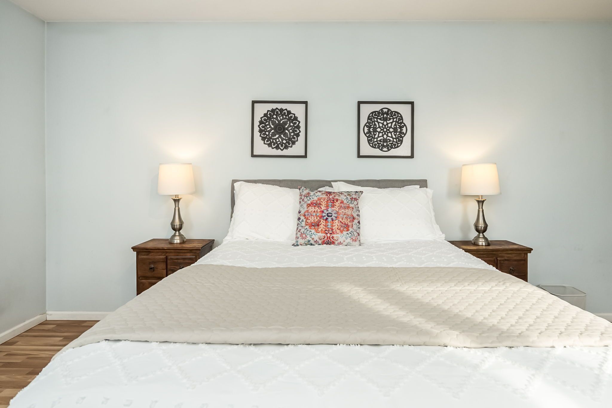 4 dormitorios, escritorio, tabla de planchar con plancha y cuna de viaje