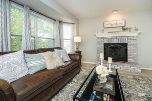 Smart-TV, Kamin, Bücher, Arbeitsbereiche