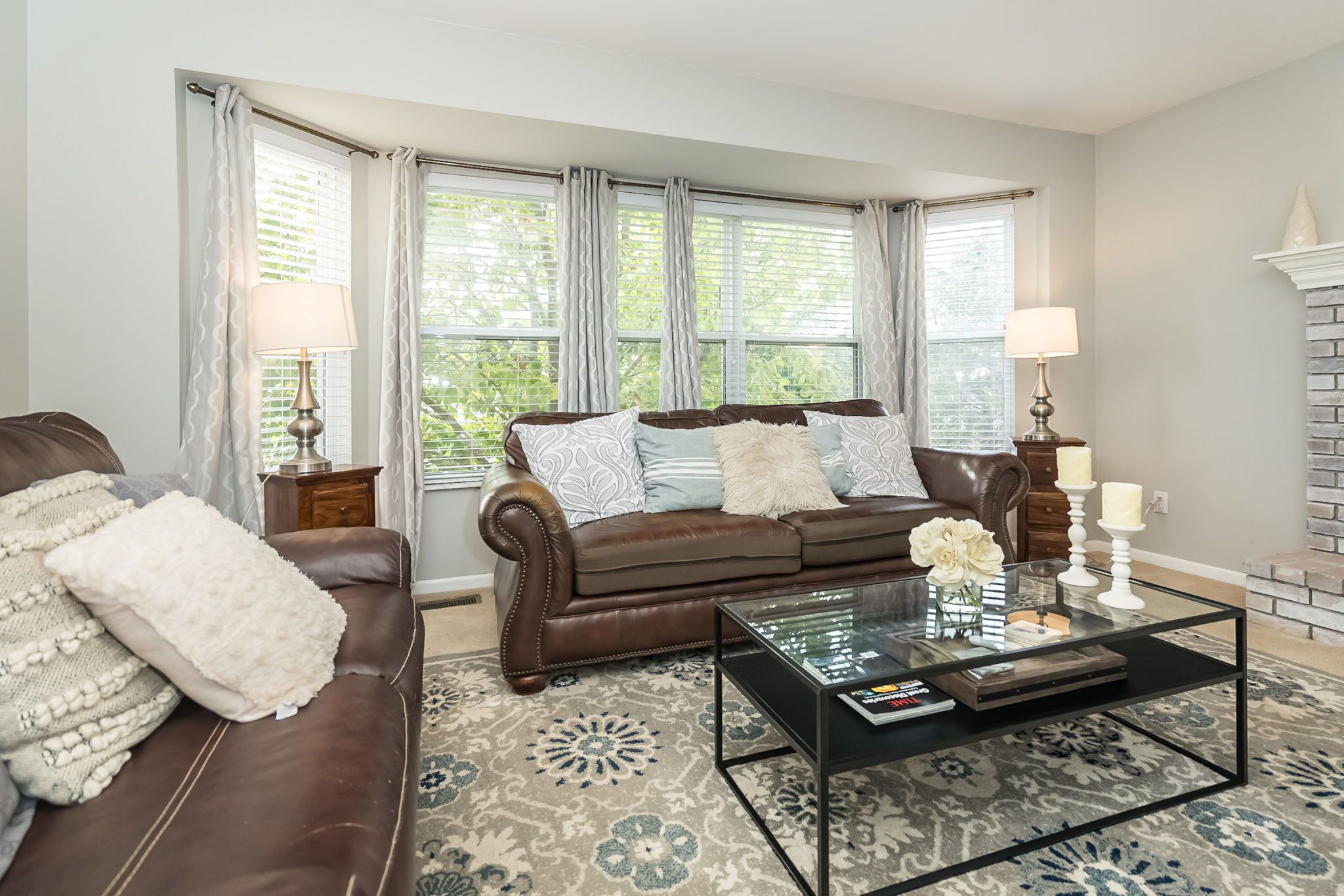 Smart TV, chimenea, libros y oficina 