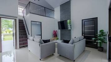 Chalet | Área de sala de estar | Smart TV de 60 pulgadas con canales por cable