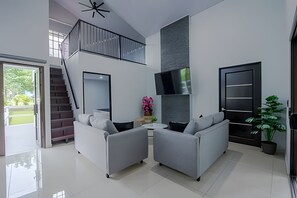 Chalet | Wohnbereich | 60-Zoll-Smart-TV mit Kabelempfang