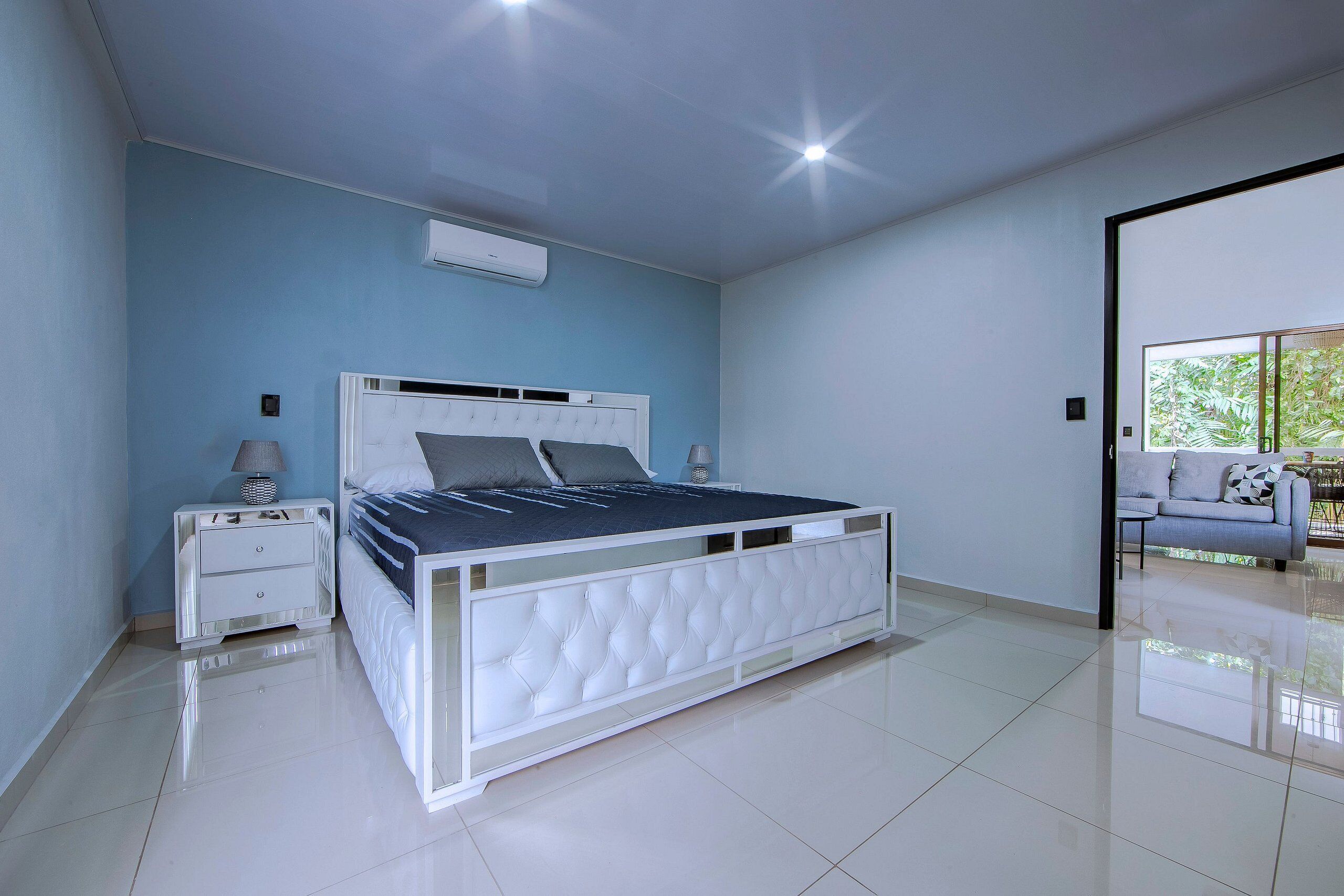 3 habitaciones, decoración personalizada y muebles diferentes 