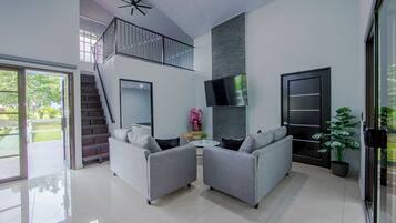 House, Mountain View | Ruang tamu | 60 inci sebuah televisyen pintar dengan kabel