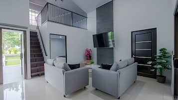 Chalet | Área de sala de estar | Smart TV de 60 pulgadas con canales por cable