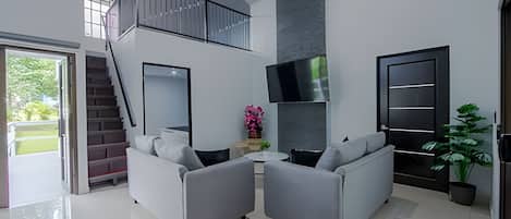 Alpehytte | Oppholdsområde | En 60-tommers smart-TV med kabel-kanaler