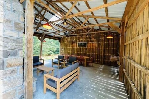 Redbird Hideaway With Hot Tub