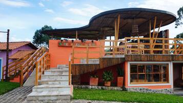 Vista frontal de la propiedad