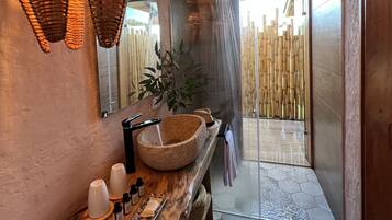 Habitación ejecutiva (Ejecutiva) | Baño | Ducha, secador de pelo, toallas y jabón