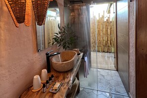 Habitación ejecutiva (Ejecutiva) | Baño | Ducha, secador de pelo, toallas y jabón
