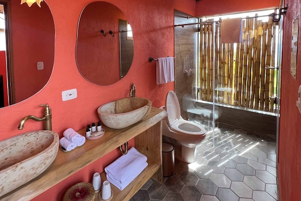 Habitación (Glamping) | Baño | Regadera, secadora de cabello, toallas, jabón 