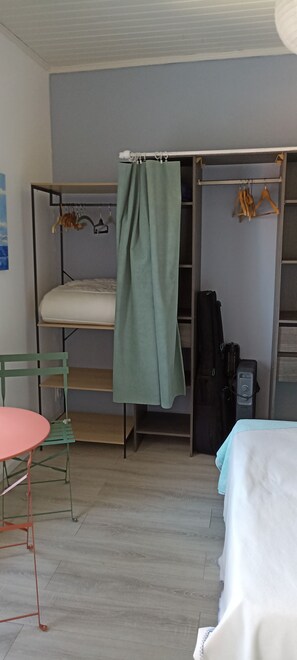 1 bedroom, iron/ironing board, bed sheets - Renovated fisherman's cottage  (Sète)