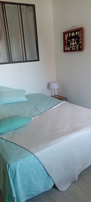 1 bedroom, iron/ironing board, bed sheets - Renovated fisherman's cottage  (Sète)