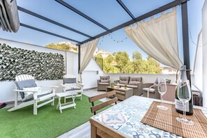 Outdoor dining - MalagaSuite Yucas Fuengirola (Fuengirola)