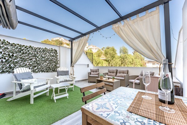 Outdoor dining - MalagaSuite Yucas Fuengirola (Fuengirola)