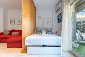 Iron/ironing board, free WiFi, bed sheets