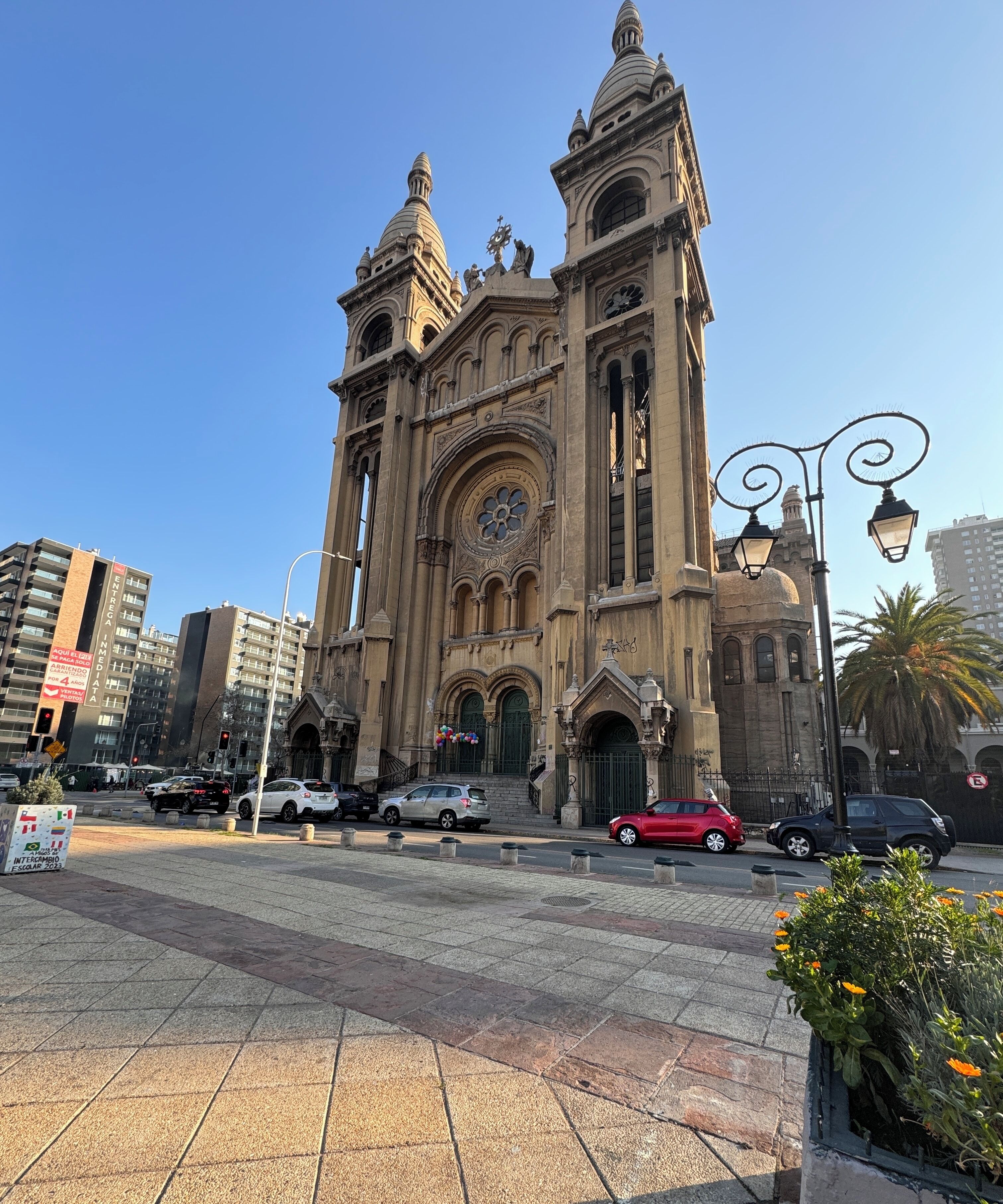 Une cathédrale historique, dotée de deux tours jumelles et d'une grande rosace centrale.