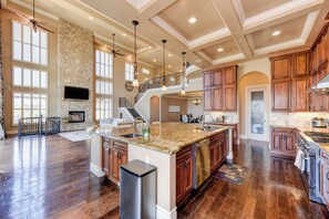 Mikrobølgeovn, ovn, kokeplater og oppvaskmaskin