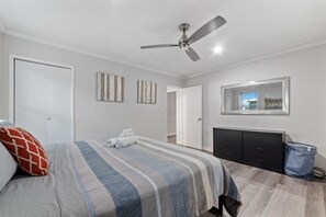 1 habitación, escritorio, tabla de planchar con plancha y cuna de viaje